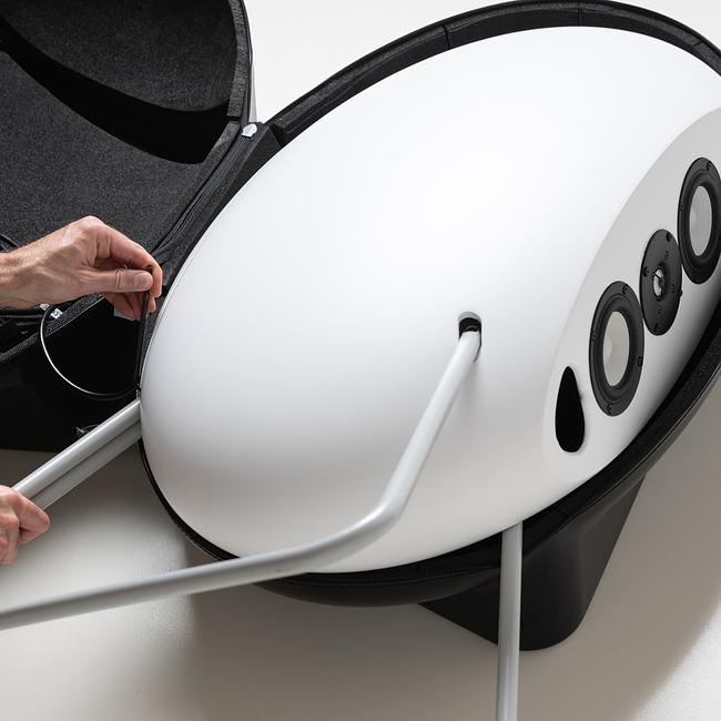 Loutd_musegg Digital High End Speaker Unpacking Schritt 4: Schraube den Standfuß mit den beiden Schrauben fest.